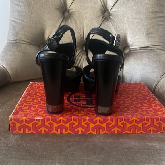 Tory Burch platform summer sandals, nice to wear with jeans or any casual dress. - Picture 2 of 4